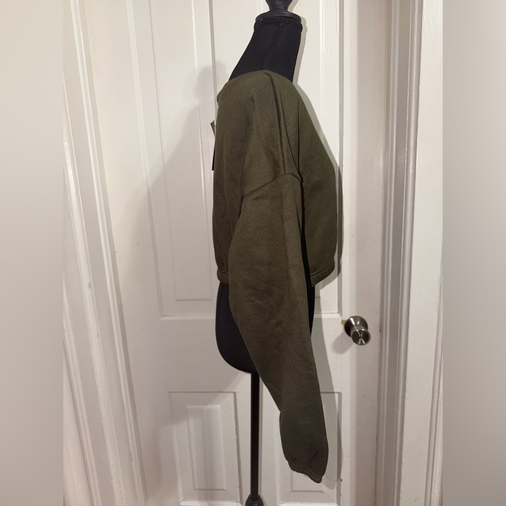 NWT size large sweater, crop top Olive Crop Top shirt sweater, running - Picture 2 of 5